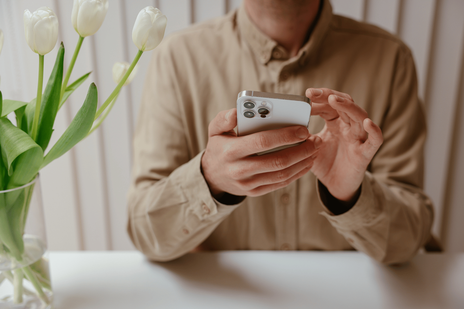   „Video sam fotografije sa putovanja. Koje mesto ti je ostavilo najjači utisak?“  Takva poruka pokazuje da nisi samo pogledao profilnu fotografiju, već da te je zaista zainteresovalo nešto što je podelila.  Odgovori na priču umesto da odmah šalješ nasumičnu poruku  Instagram ili Facebook priča često predstavljaju najprirodniji povod za započinjanje razgovora. Osoba je već podelila određeni trenutak, pesmu, knjigu, hranu, putovanje ili događaj, pa imaš temu na koju možeš da se nadovežeš.  Možeš napisati:  „Ovo mesto izgleda odlično. Da li vredi posetiti ga?“  Ili:  „Nikada nisam bio tamo. Šta ti se najviše dopalo?“  Ovakva pitanja zvuče opušteno i ne stvaraju pritisak. Cilj nije da odmah ostaviš spektakularan utisak, već da započneš prirodan razgovor.  Budi ličan, ali ne prelazi granicu  Umesto generičnih komplimenata, pokušaj da primetiš detalj koji može da otvori temu. Ako osoba često objavljuje knjige, putovanja, sport ili fotografije prirode, možeš se osloniti na to.  Na primer:  „Taj osmeh izgleda kao da iza fotografije postoji dobra priča. Šta se tada dogodilo?“  Ili:  „Ova lokacija izgleda zanimljivo. Da li je uživo još lepša nego na fotografijama?“  Blaga doza humora može pomoći, ali ne treba odmah koristiti previše prisne, dvosmislene ili napadne poruke. Ono što jednoj osobi deluje razigrano, drugoj može zvučati neprijatno. Zato je bolje prvo proceniti ton razgovora.  Poruke neka budu kratke i samouverene  Prva poruka ne treba da izgleda kao dugo pismo. Jedna ili dve jasne rečenice sasvim su dovoljne. Predugačko predstavljanje može ostaviti utisak da od razgovora odmah očekuješ previše.  Kada ona odgovori, nemoj slati pet poruka odjednom. Dopisivanje treba da bude razmena, a ne ispitivanje. Postavljaj pitanja, ali podeli i nešto o sebi kako razgovor ne bi ličio na intervju.  Ako se komunikacija prirodno razvija, možeš predložiti:  „Deluje mi da bismo imali o čemu da pričamo i uživo. Da li bi želela da nekada popijemo kafu?“  Ne moraš odmah tražiti broj telefona. Neke osobe žele duže da razgovaraju preko aplikacije pre nego što pređu na drugi oblik komunikacije. Poštovanje njihovog tempa pokazuje zrelost i sigurnost.  Nemoj slati poruku za porukom  Ako ne odgovori odmah, to ne mora automatski da znači da nije zainteresovana. Ljudi rade, putuju, imaju obaveze ili jednostavno ne proveravaju poruke stalno. Međutim, slanje novih poruka svakih nekoliko sati može delovati napadno.  Izbegavaj duple poruke poput:  „Tu si?“ „Zašto ne odgovaraš?“ „Vidim da si bila aktivna.“  Ako komunikacija ostaje hladna, ako dobijaš samo kratke odgovore ili osoba ne pokazuje nikakvu želju da nastavi razgovor, najbolje je da se povučeš.  Samopouzdanje ne znači ponašati se nadmeno ili namerno ignorisati osobu. Ono znači pokazati interesovanje bez očajavanja, biti duhovit bez vređanja i prihvatiti kada interesovanje nije obostrano.  Najbolji pristup nije skrivena tehnika koja garantuje odgovor. To je pristojna, konkretna i iskrena poruka koja drugoj osobi ostavlja slobodu da odluči da li želi da nastavi razgovor.